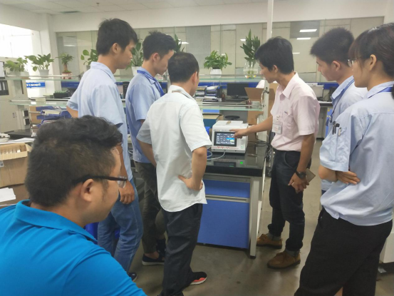 海瑞思科技為用戶培訓(xùn)汽車控制器防水檢測(cè)儀的使用