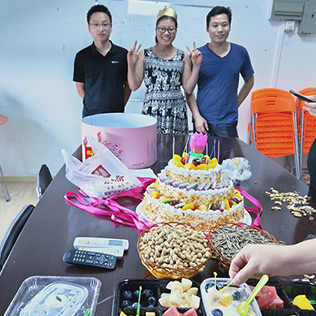 海瑞思為八月生日員工舉辦集體慶生會